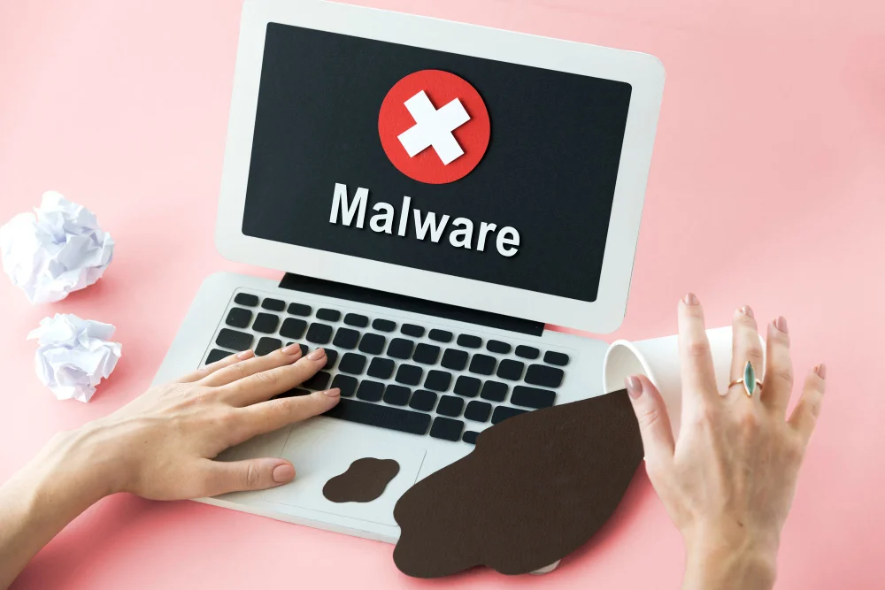 サイトを見ただけでカメラ起動&盗撮!?恐怖の「マルウェア」対策方法
